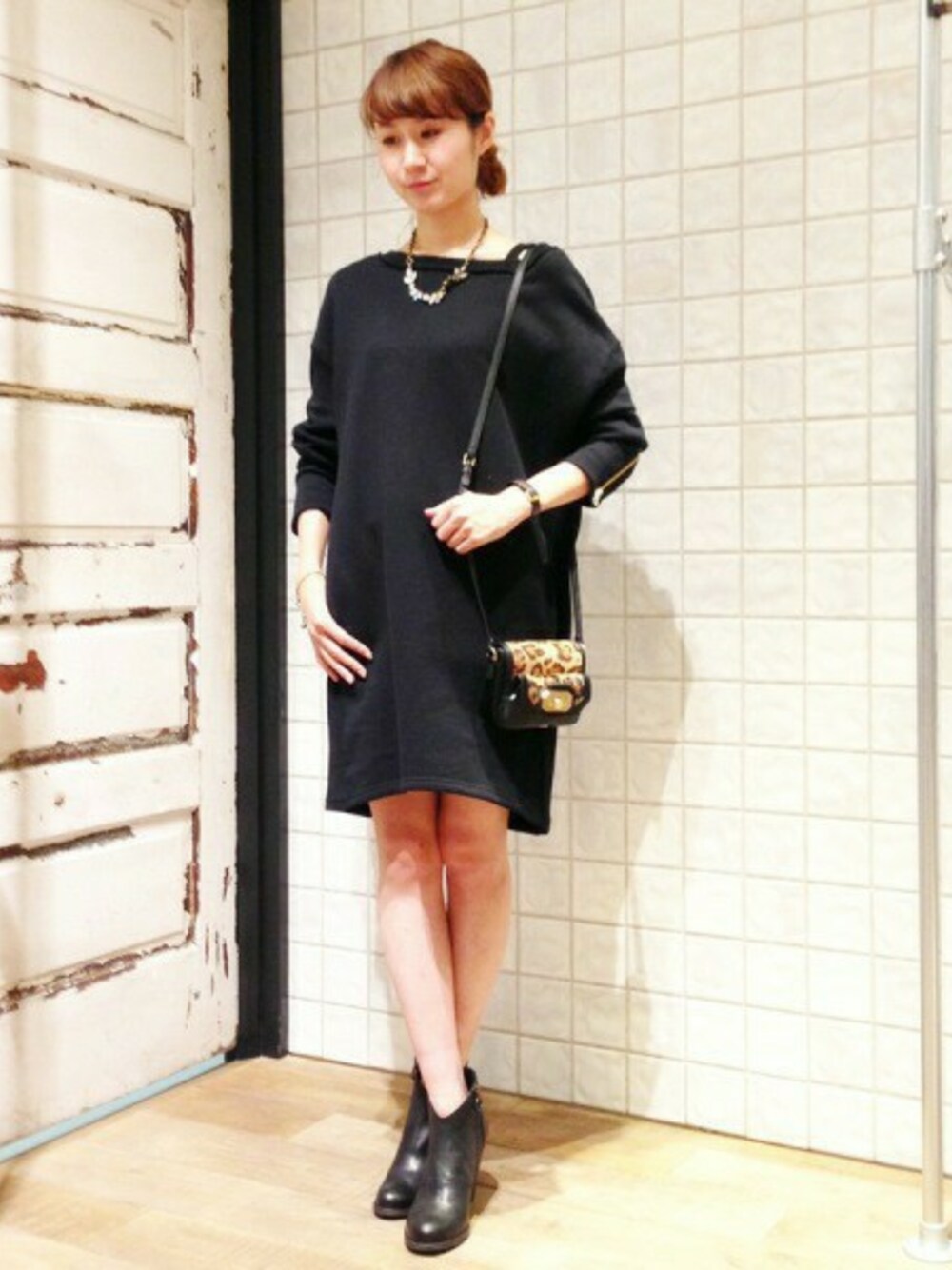 ブルー系のワンピースを着用したレディースの秋コーディネートの1枚目の写真