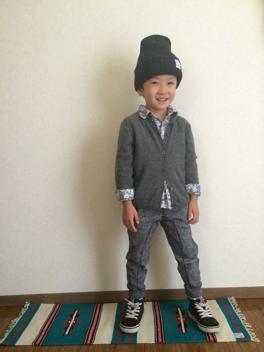 「kids、ニット帽、グレーカーディガン、花柄シャツ、カーディガン+シャツ、ジョガー、VANSスニーカー、4歳、BAYFLOW、ニットコーデフェス」｜「BAYFLOWのBAYFLOW／【Artex knitting mills(アーテックスニッティングミルズ)】BEENIE（ニットキャップ/ビーニー、グレー系）」を使った、toomeeさん（キッズ・110cm）の秋コーディネートの1枚目の写真