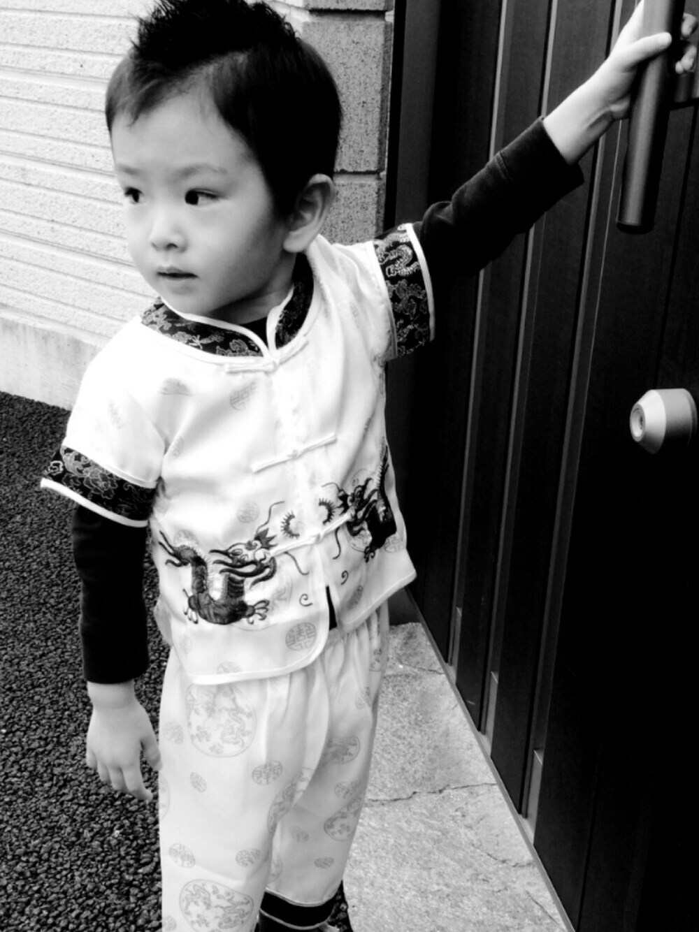 「kids、男の子コーデ、4歳、チャイナ服、モノトーン、モノクロ、パーティースタイル」｜「China Clothesのアイテム（セットアップ、ホワイト系）」を使った、toomeeさん（キッズ・110cm）の秋コーディネートの1枚目の写真
