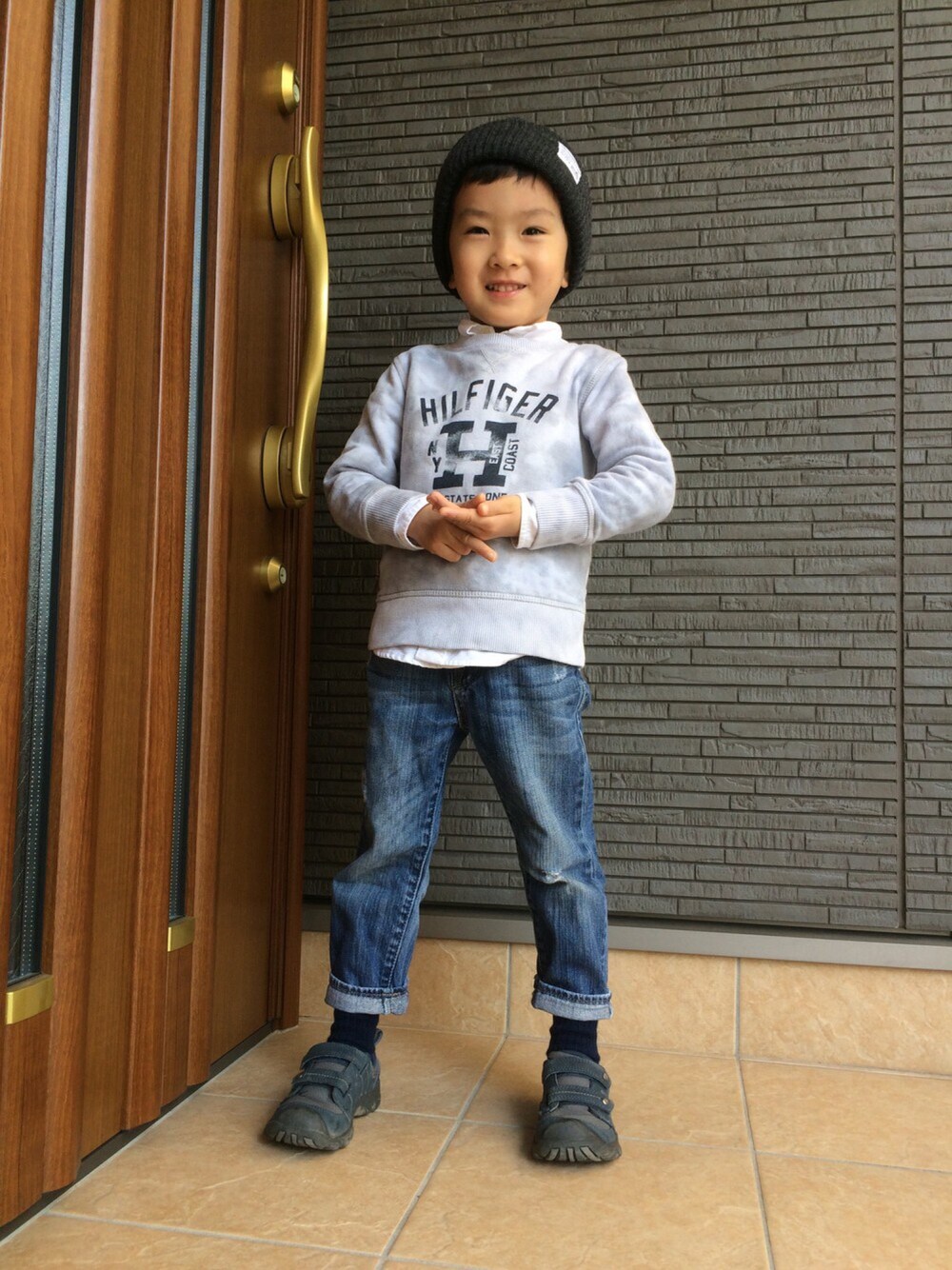 「kids、男の子、4歳、ニット帽、スウェット、スウェット×シャツ、ジーンズ、シンプルコーデ、休日スタイル」｜「BAYFLOWのBAYFLOW／【Artex knitting mills(アーテックスニッティングミルズ)】BEENIE（ニットキャップ/ビーニー、グレー系）」を使った、toomeeさん（キッズ・110cm）の秋コーディネートの1枚目の写真