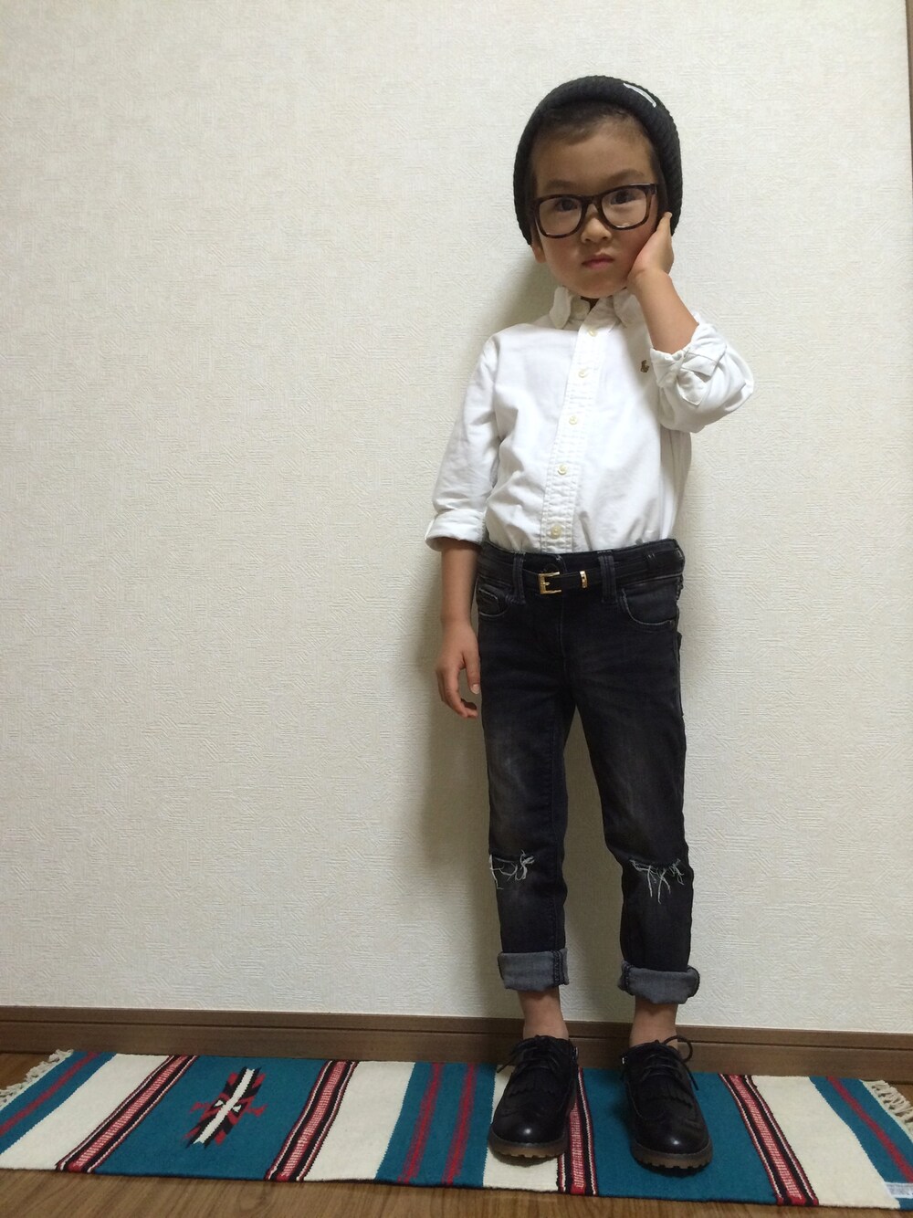 「kids、4歳、シンプルコーデ、秋冬コーデ、タックイン、ニット帽フェス、メガネ男子、メガネ×ニット帽、ダメージデニム、ドレスシューズ」｜「BAYFLOWのBAYFLOW／【Artex knitting mills(アーテックスニッティングミルズ)】BEENIE（ニットキャップ/ビーニー、グレー系）」を使った、toomeeさん（キッズ・110cm）の秋コーディネートの1枚目の写真