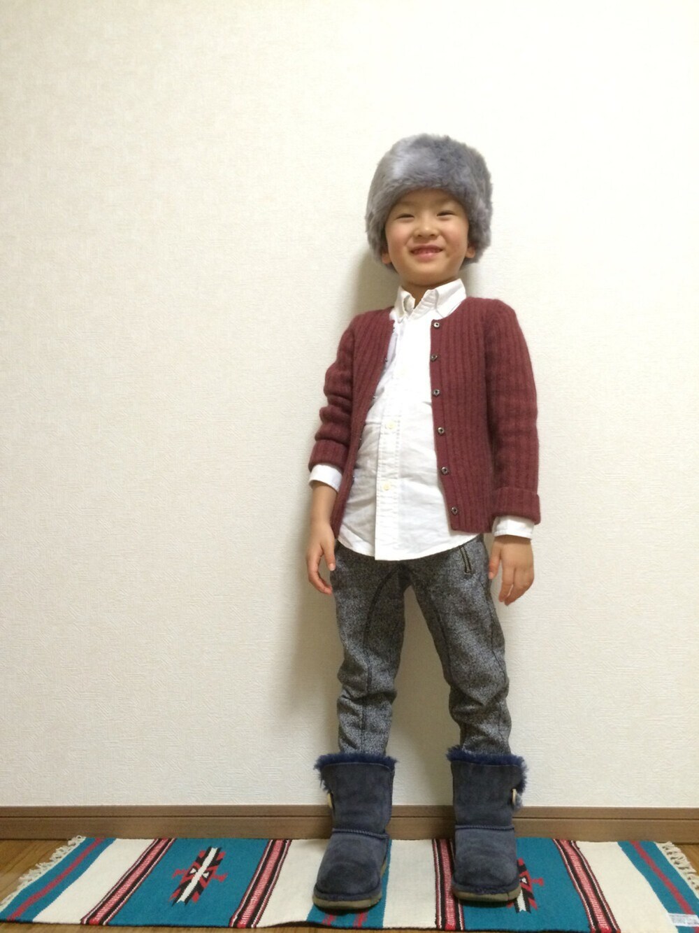 「kids、男の子、4歳、秋のコーデ、カジュアルコーデ、ロシアン帽、ロシアン帽フェス、スウェットパンツ、ムートンブーツ」｜「3coinsのアイテム（帽子、グレー系）」を使った、toomeeさん（キッズ・110cm）の秋コーディネートの1枚目の写真