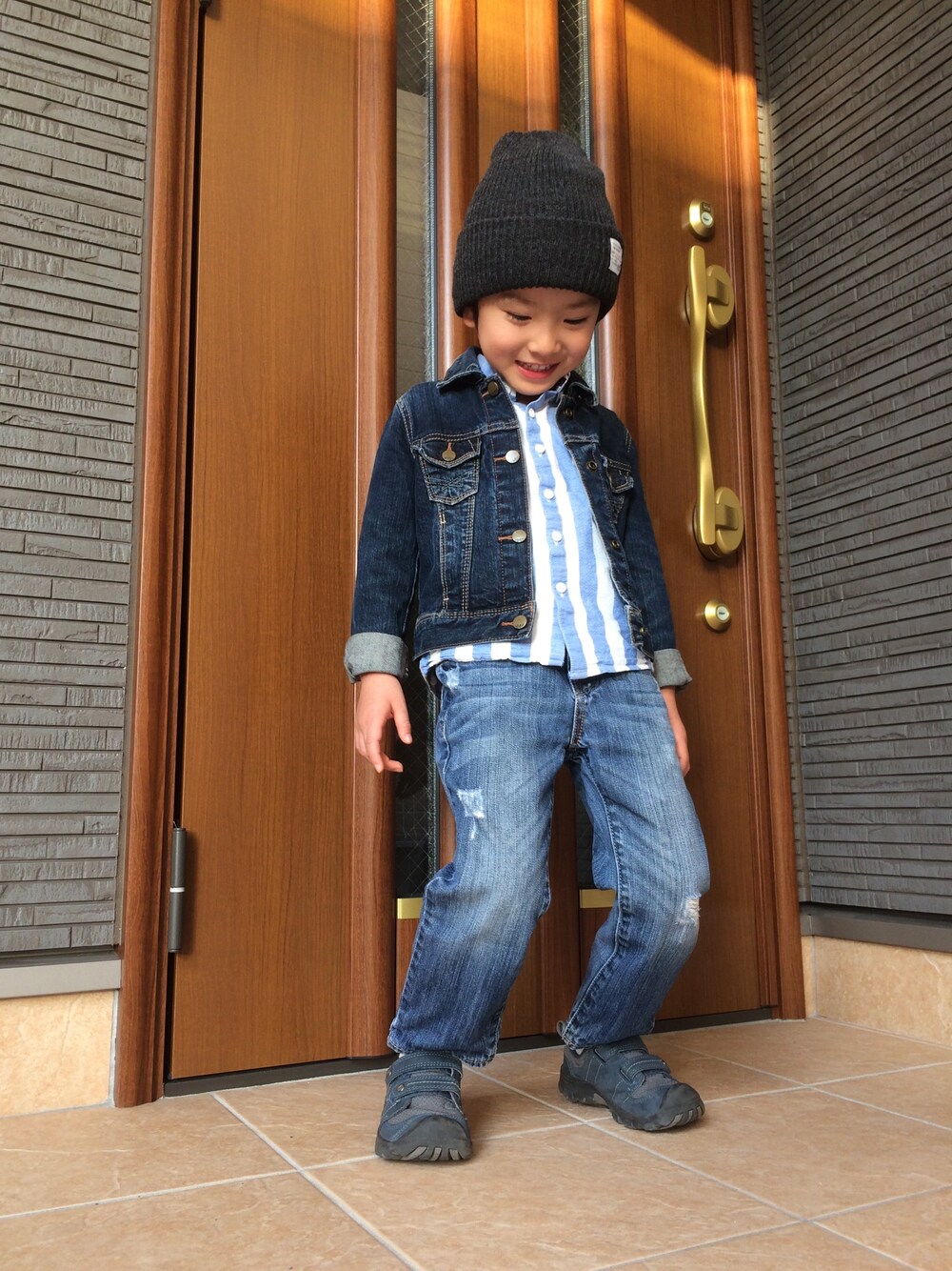 「kids、男の子、4歳、Gジャン×シャツ、デニジャケ、ダメージデニム、ストレートデニム、デニデニ、デニムオンデニム、シンプルコーデ」｜「BAYFLOWのBAYFLOW／【Artex knitting mills(アーテックスニッティングミルズ)】BEENIE（ニットキャップ/ビーニー、グレー系）」を使った、toomeeさん（キッズ・110cm）の冬コーディネートの1枚目の写真