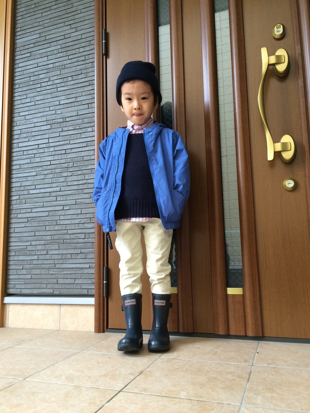 「kids、男の子、4歳、ストライプシャツ、レインジャケット、レインブーツ、HUNTER、冬コーデ、雨の日、雪の日」｜「LAGUNAMOONのcolor basicニット帽（ニットキャップ/ビーニー、ブルー系）」を使った、toomeeさん（キッズ・110cm）の秋コーディネートの1枚目の写真