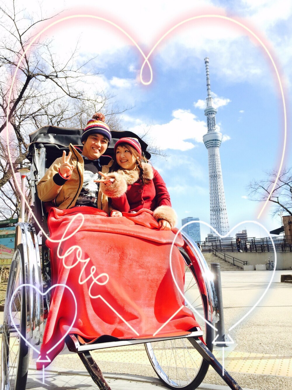 レッド系のジャケット/アウター、ブラック系のスウェット、その他の帽子を着用したレディースの春コーディネートの1枚目の写真