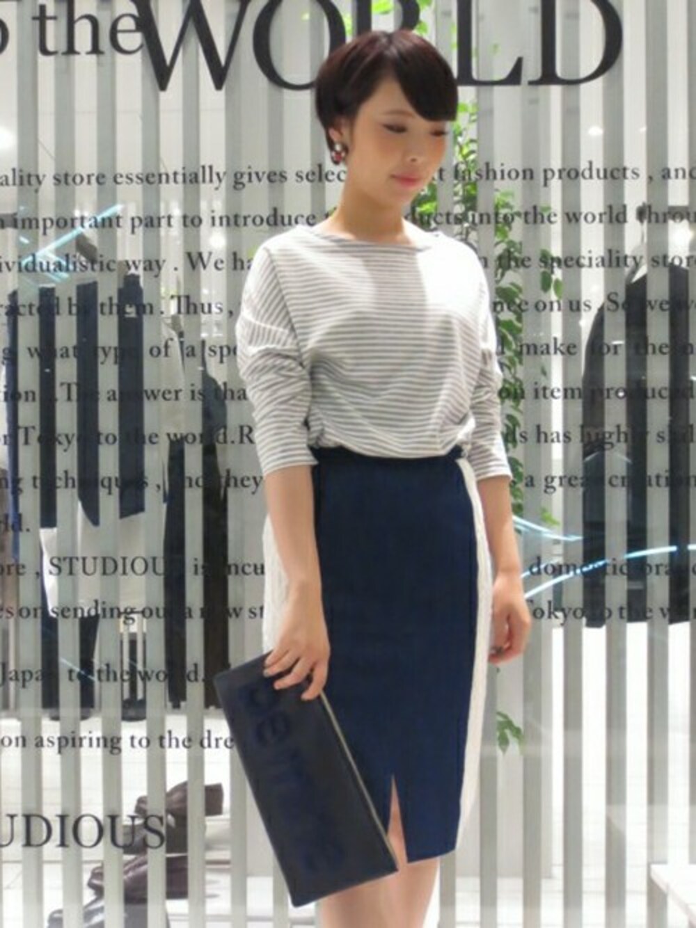 「ボーダー、クラッチバッグ、ロゴ」｜「STUDIOUSのSTUDIOUS ドロップショルダーボーダーTOPS（Tシャツ/カットソー、グレー系）」を使った、藤田さん（レディース・165cm）の秋コーディネートの1枚目の写真