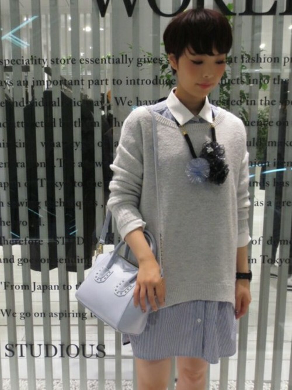「ニット、シャツ、ストライプ」｜「STUDIOUSのSTUDIOUS ミックスラウンドニット*（ニット/セーター、グレー系）」を使った、藤田さん（レディース・165cm）の秋コーディネートの1枚目の写真