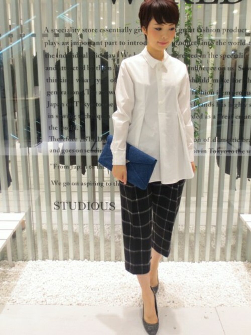 「チェック、ブラウス、STUDIOUS、タック」｜「STUDIOUSのSTUDIOUS タックロングシャツ（シャツ/ブラウス、ホワイト系）」を使った、藤田さん（レディース・165cm）の秋コーディネートの1枚目の写真