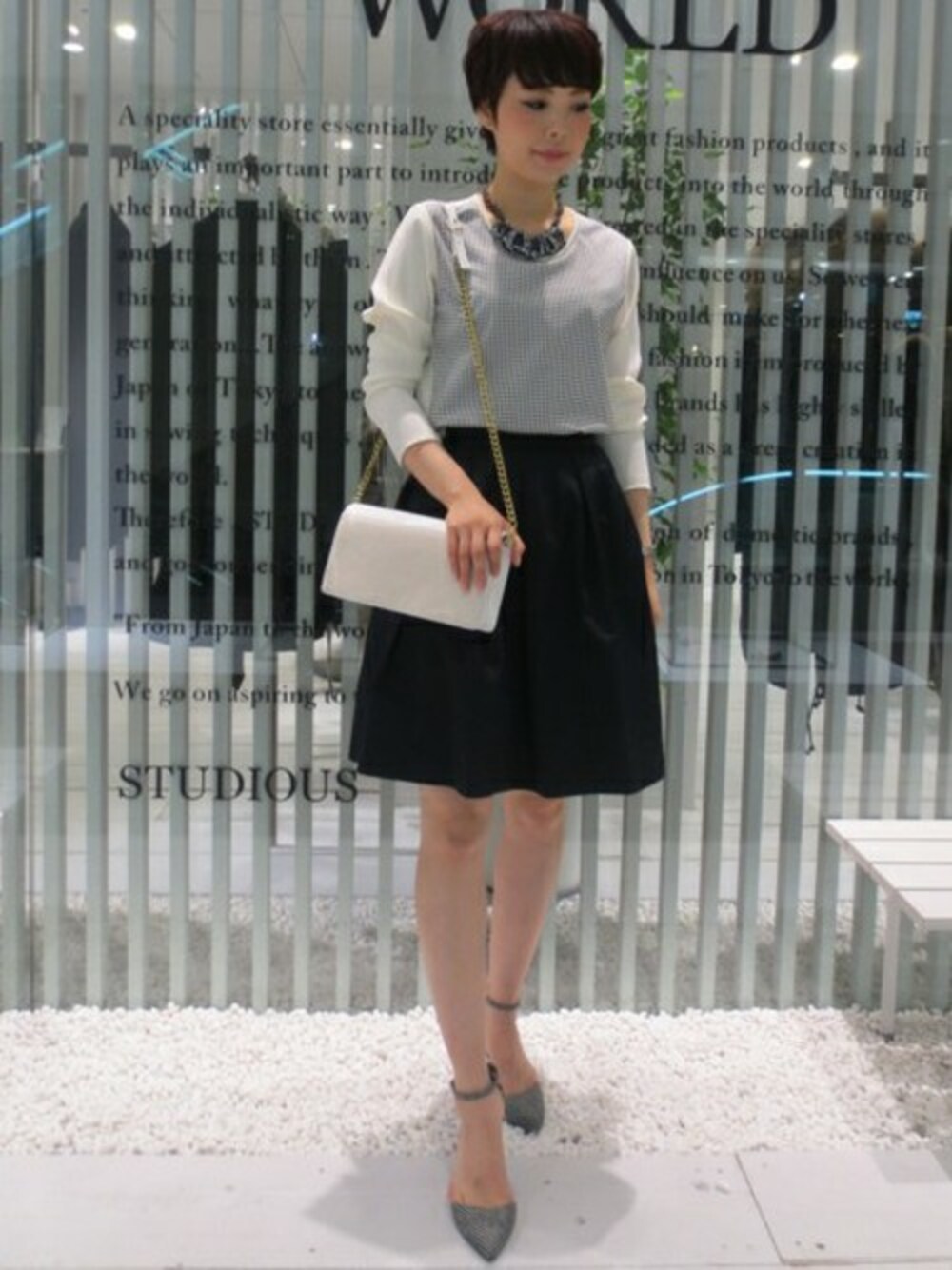 「柄、フレア、STUDIOUS、ボリュームスカート」｜「STUDIOUS SELECTのSTUDIOUS クルーネックブラウス（シャツ/ブラウス、ホワイト系）」を使った、藤田さん（レディース・165cm）の秋コーディネートの1枚目の写真