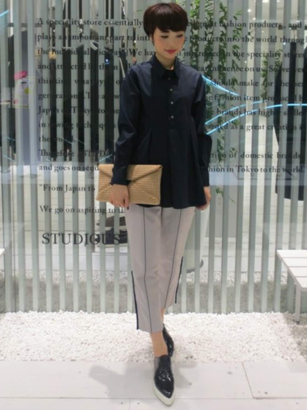 「パンツ、クラッチバッグ、ストライプ、シャツスタイル」｜「STUDIOUSのSTUDIOUS タックロングシャツ（シャツ/ブラウス、ブルー系）」を使った、藤田さん（レディース・165cm）の秋コーディネートの1枚目の写真