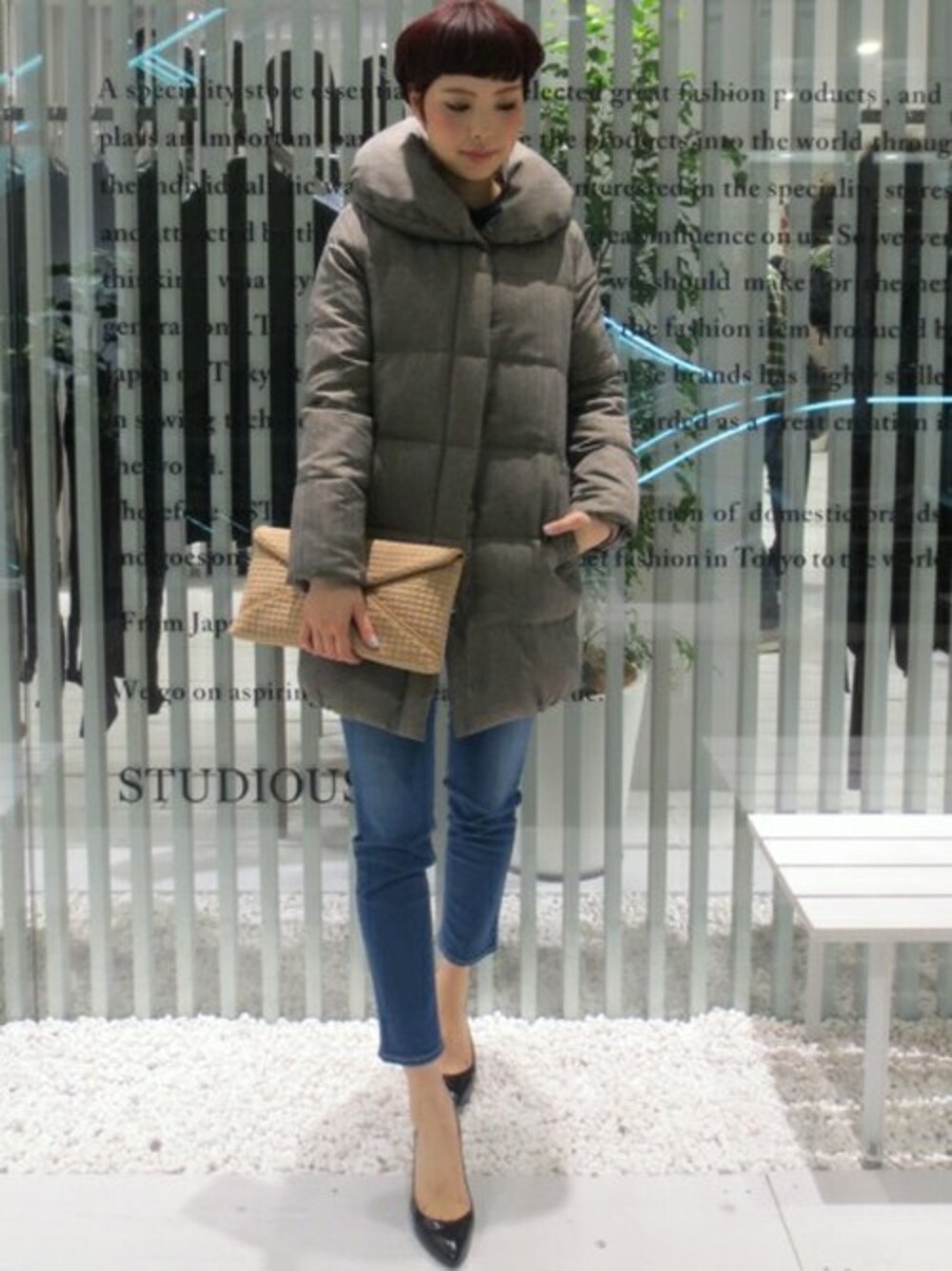 「デニム、ダウン、STUDIOUS、スキニーデニム、ベージュコーデ」｜「STUDIOUSのSTUDIOUS ウールライクダウンコート（ダウンジャケット/コート、ベージュ系）」を使った、藤田さん（レディース・165cm）の冬コーディネートの1枚目の写真