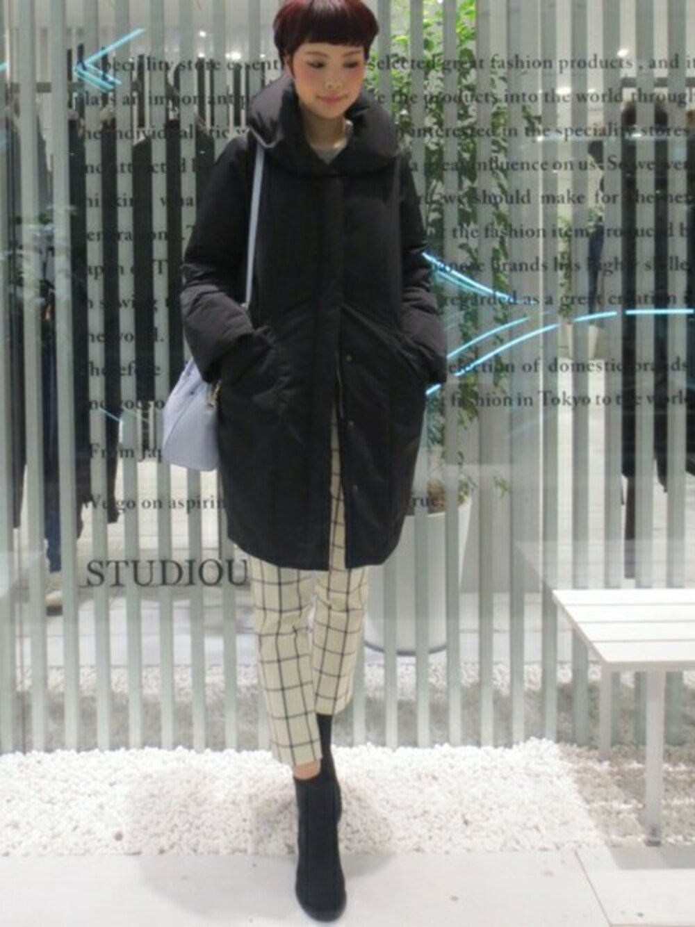 「チェック、ブラック、ホワイト、ダウン、ショールカラー、STUDIOUS」｜「STUDIOUSのSTUDIOUS チェックテーパードパンツ（その他パンツ、ホワイト系）」を使った、藤田さん（レディース・165cm）の冬コーディネートの1枚目の写真