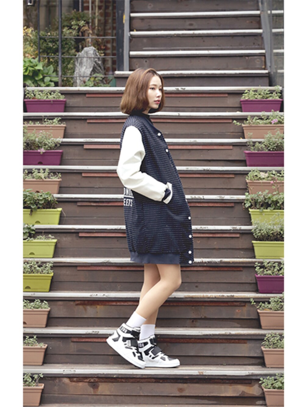 ブラック系のスニーカーを着用したレディースの冬コーディネートの1枚目の写真