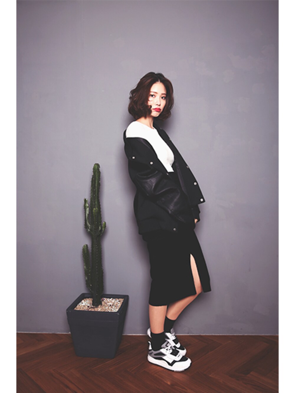 ホワイト系のその他シューズを着用したレディースの冬コーディネートの1枚目の写真