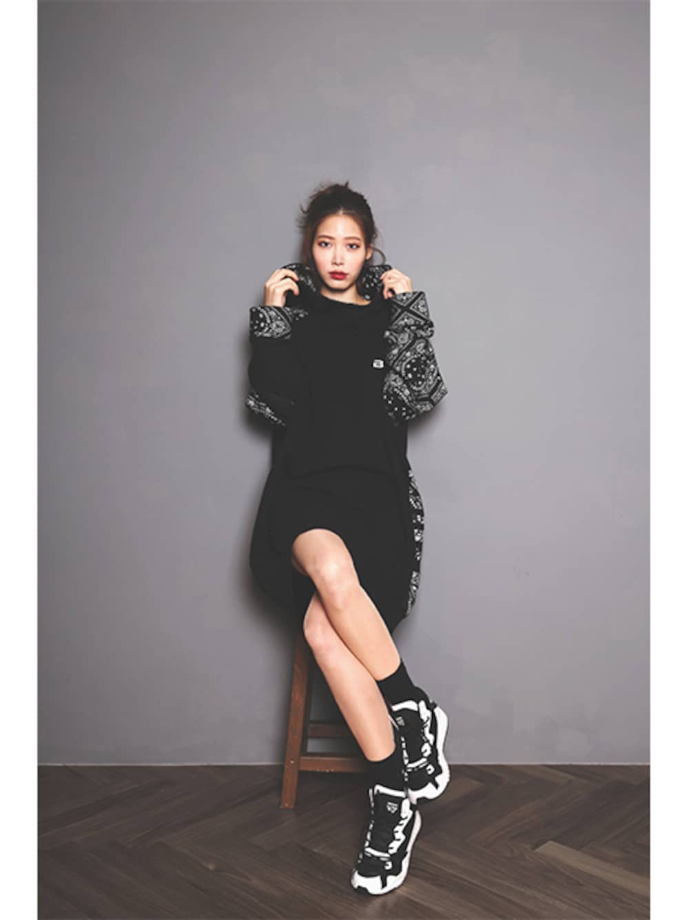 ホワイト系のその他シューズを着用したレディースの冬コーディネートの1枚目の写真