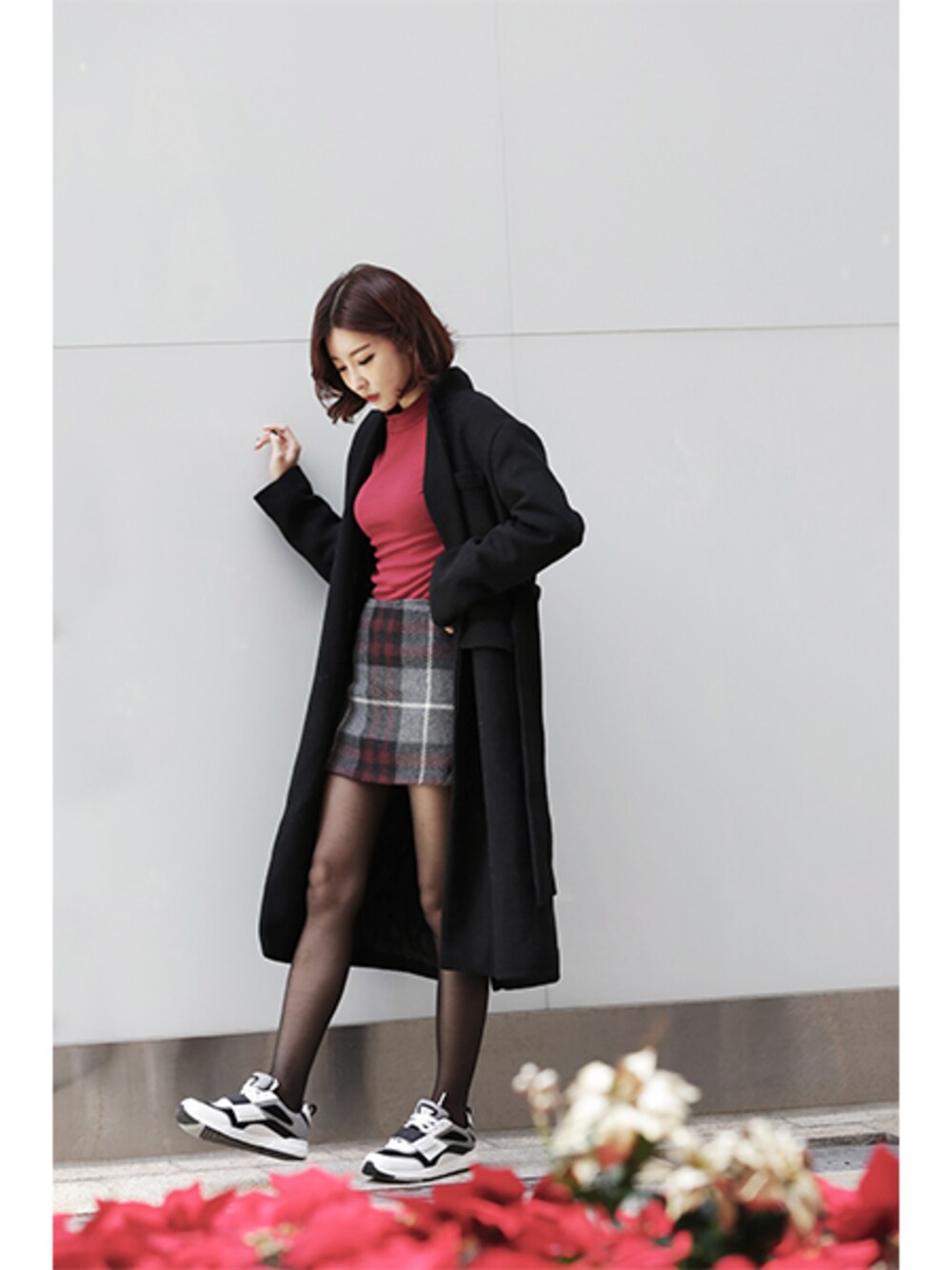 ホワイト系のその他シューズを着用したレディースの冬コーディネートの1枚目の写真