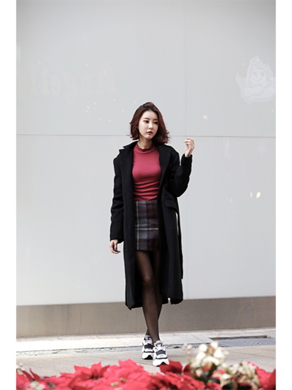 ホワイト系のその他シューズを着用したレディースの冬コーディネートの1枚目の写真