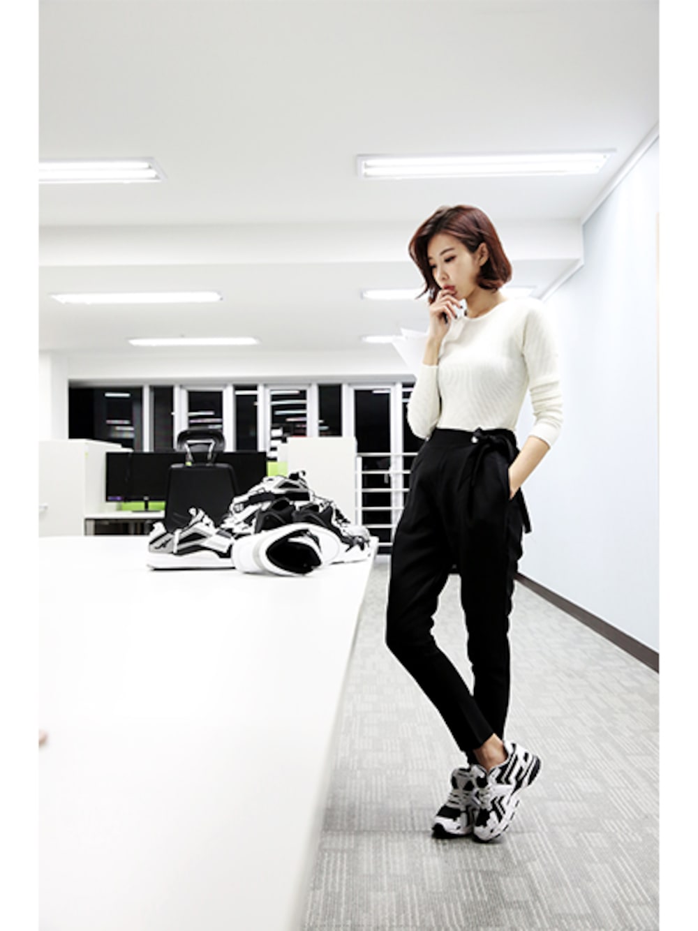 ブラック系のその他シューズを着用したレディースの冬コーディネートの1枚目の写真