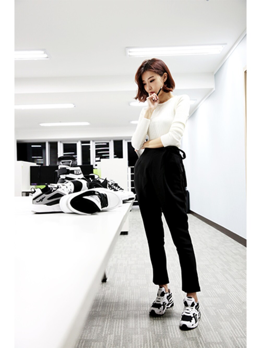 ブラック系のその他シューズを着用したレディースの冬コーディネートの1枚目の写真