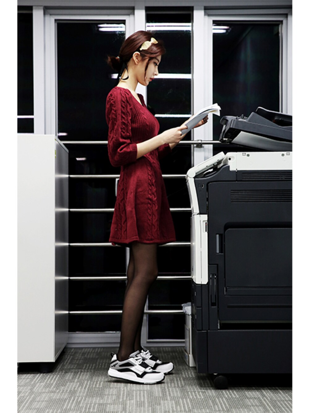 ホワイト系のその他シューズを着用したレディースの冬コーディネートの1枚目の写真