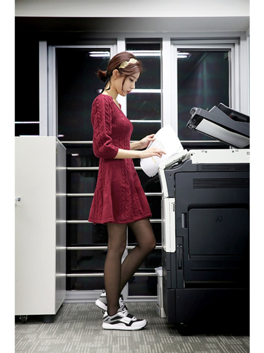 ホワイト系のその他シューズを着用したレディースの冬コーディネートの1枚目の写真