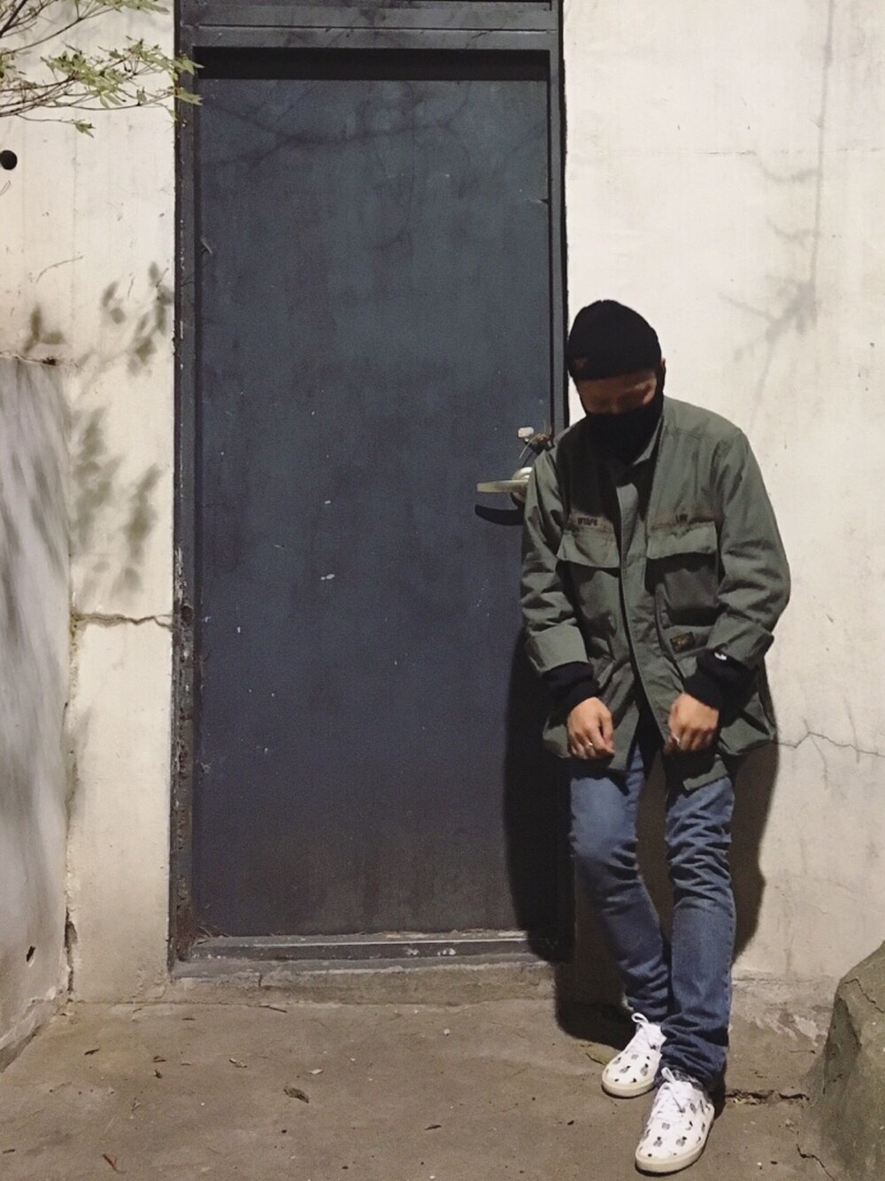「カジュアル、春コーデ、Saint Laurent、wtaps」｜「WTAPSのアイテム（ミリタリージャケット、グリーン系）」を使った、blackfitさん（メンズ・170cm）の冬コーディネートの1枚目の写真
