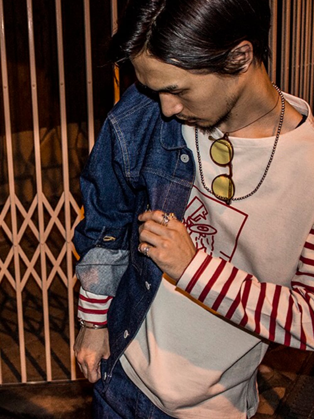 ブルー系のデニムジャケット、ホワイト系のTシャツ/カットソー、シルバー系のネックレスを着用したメンズの夏コーディネートの1枚目の写真