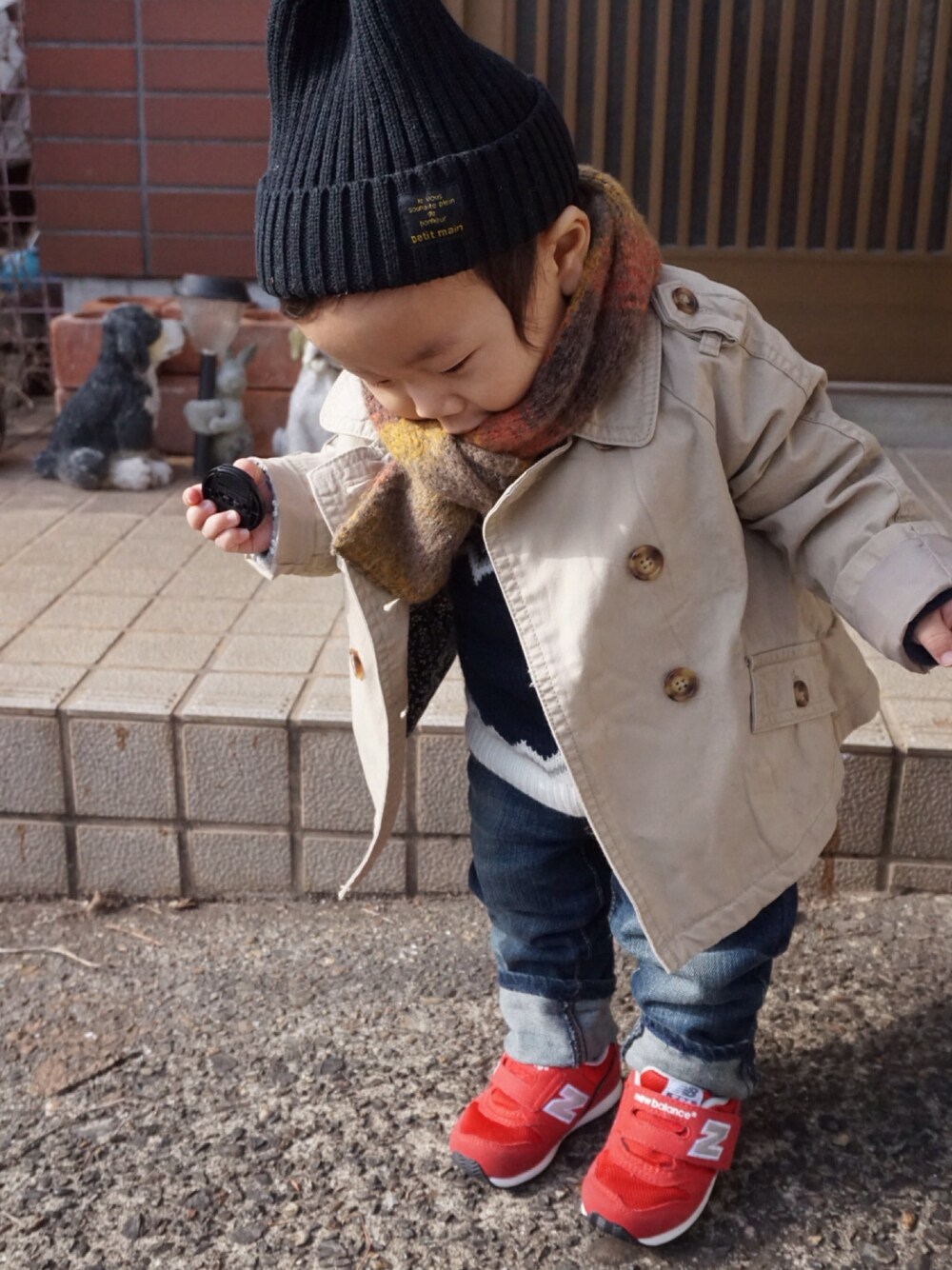 「トレンチコート、kids、冬コーデ、息子」｜「babyGAPのアイテム（トレンチコート、ベージュ系）」を使った、AKIさん（キッズ・70cm）の冬コーディネートの1枚目の写真