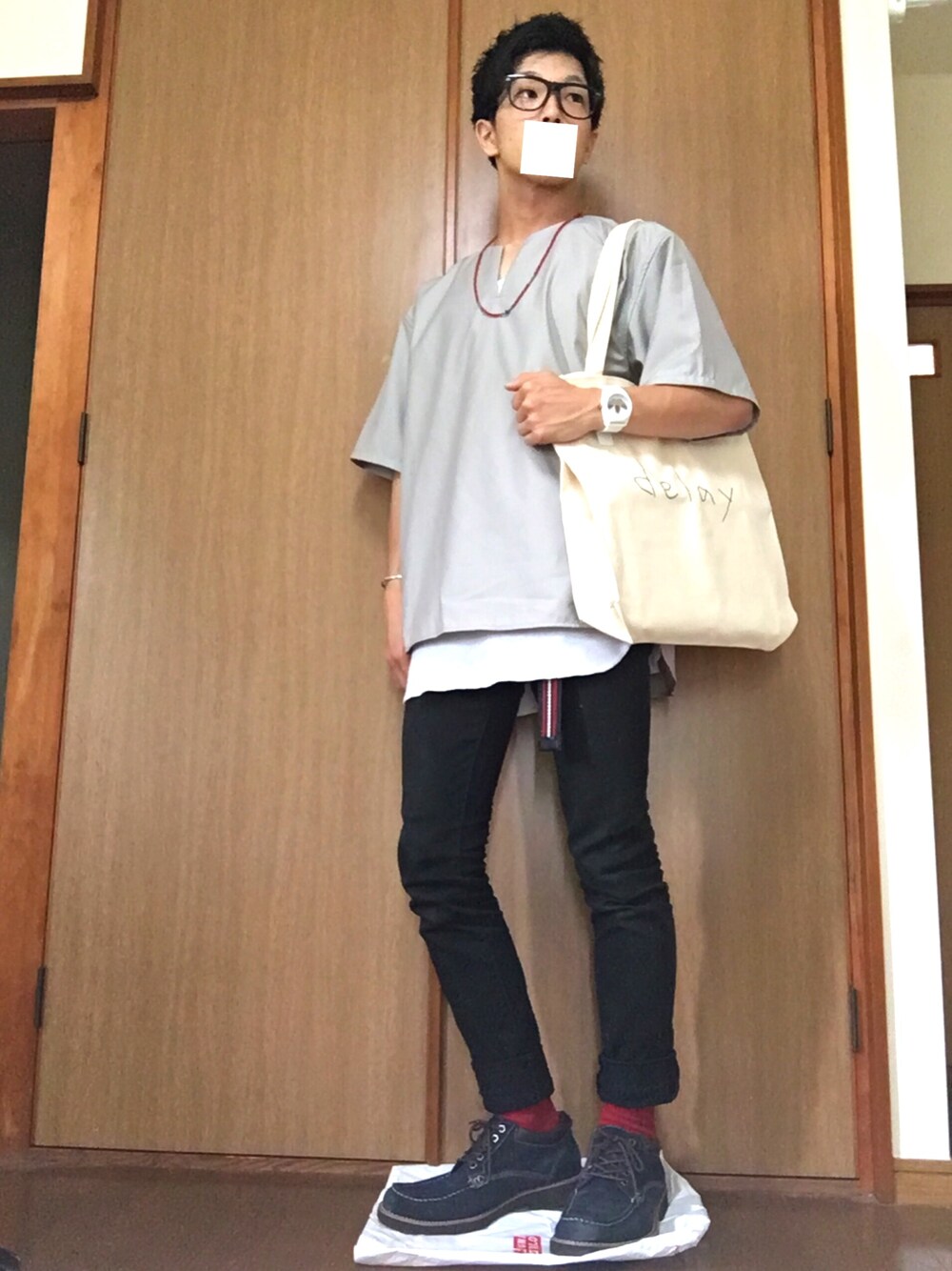 グレー系のTシャツ/カットソー、ホワイト系のタンクトップ、ホワイト系のトートバッグを着用したメンズの秋コーディネートの1枚目の写真