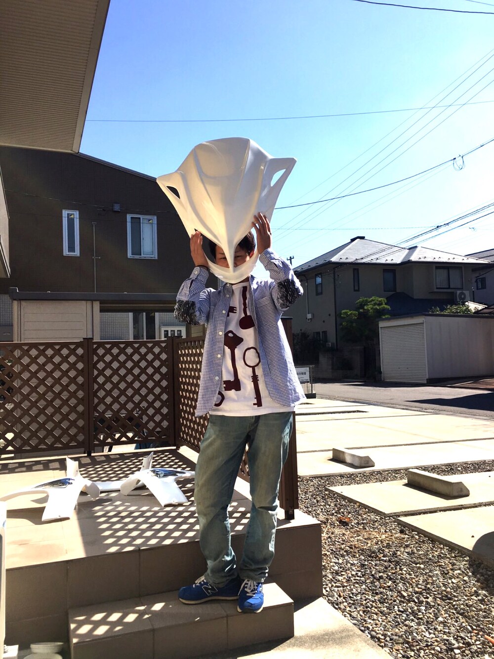 ブルー系のシャツ/ブラウス、ホワイト系のTシャツ/カットソー、ブルー系のデニムパンツを着用したメンズの秋コーディネートの1枚目の写真