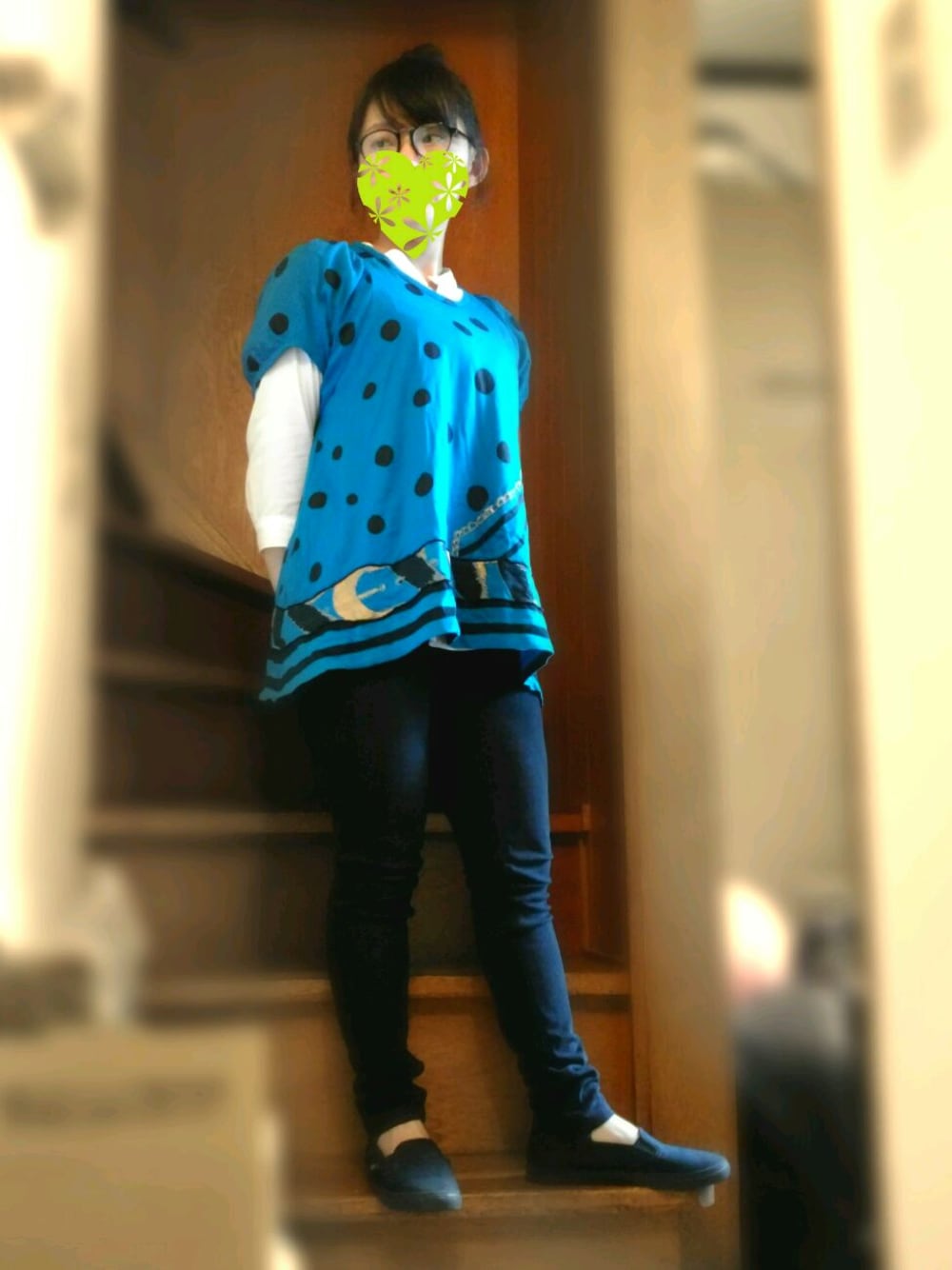 ブルー系のTシャツ/カットソー、ブラック系のスリッポン、ホワイト系のシャツ/ブラウスを着用したレディースの夏コーディネートの1枚目の写真