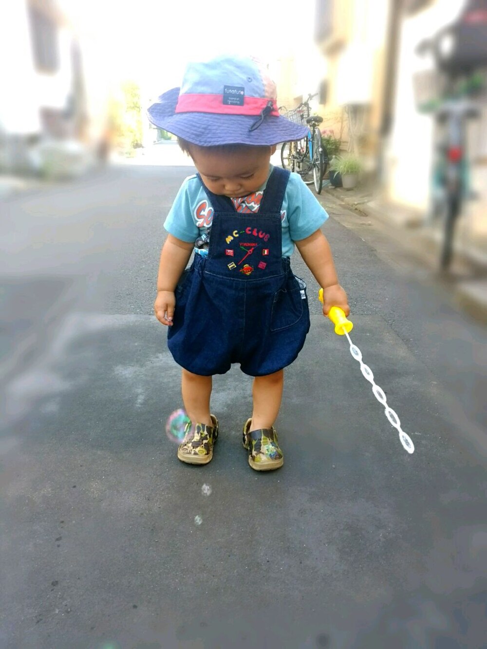 「キッズコーデ、サロペット、ワカメちゃん、モンペ、かぼちゃパンツ、1歳半、男の子」｜「no brandのアイテム（Tシャツ/カットソー、ブルー系）」を使った、トミーサクさん（キッズ・70cm）の夏コーディネートの1枚目の写真