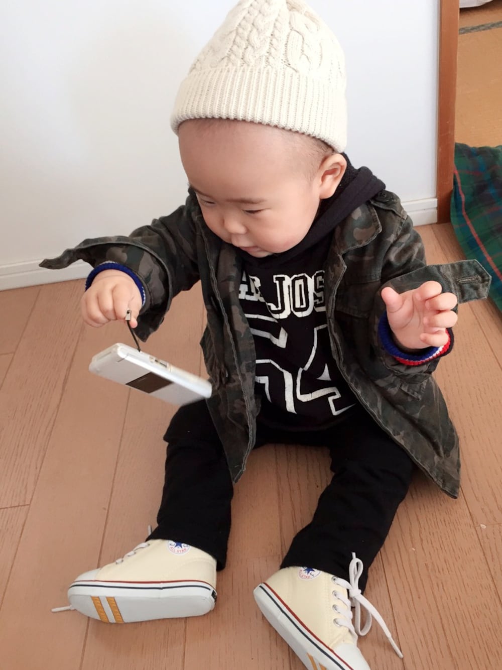 「男の子、10ヶ月、カモフラジャケット、ロゴパーカー、ブラックコーデ」｜「無印良品のアイテム（その他パンツ、ブラック系）」を使った、akira☆harukaさん（キッズ・70cm）の秋コーディネートの1枚目の写真