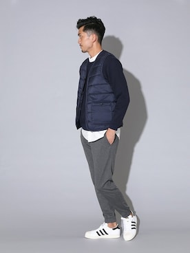 「stansmith」｜「アイテム（ステンカラーコート）」を使った、永津雄人さん（メンズ・180cm）の夏コーディネート