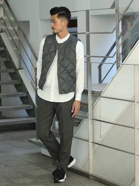 「JOURNAL STANDARD（ジャーナルスタンダード）のROCKY MOUTAIN FEATHERBED×JS /ロッキーマウンテンフェザーベッド別注ジャーナルスタンダード :SIX MOUNTH VEST #（ダウンベスト）」を使った、永津雄人さん（メンズ・180cm）の秋コーディネート