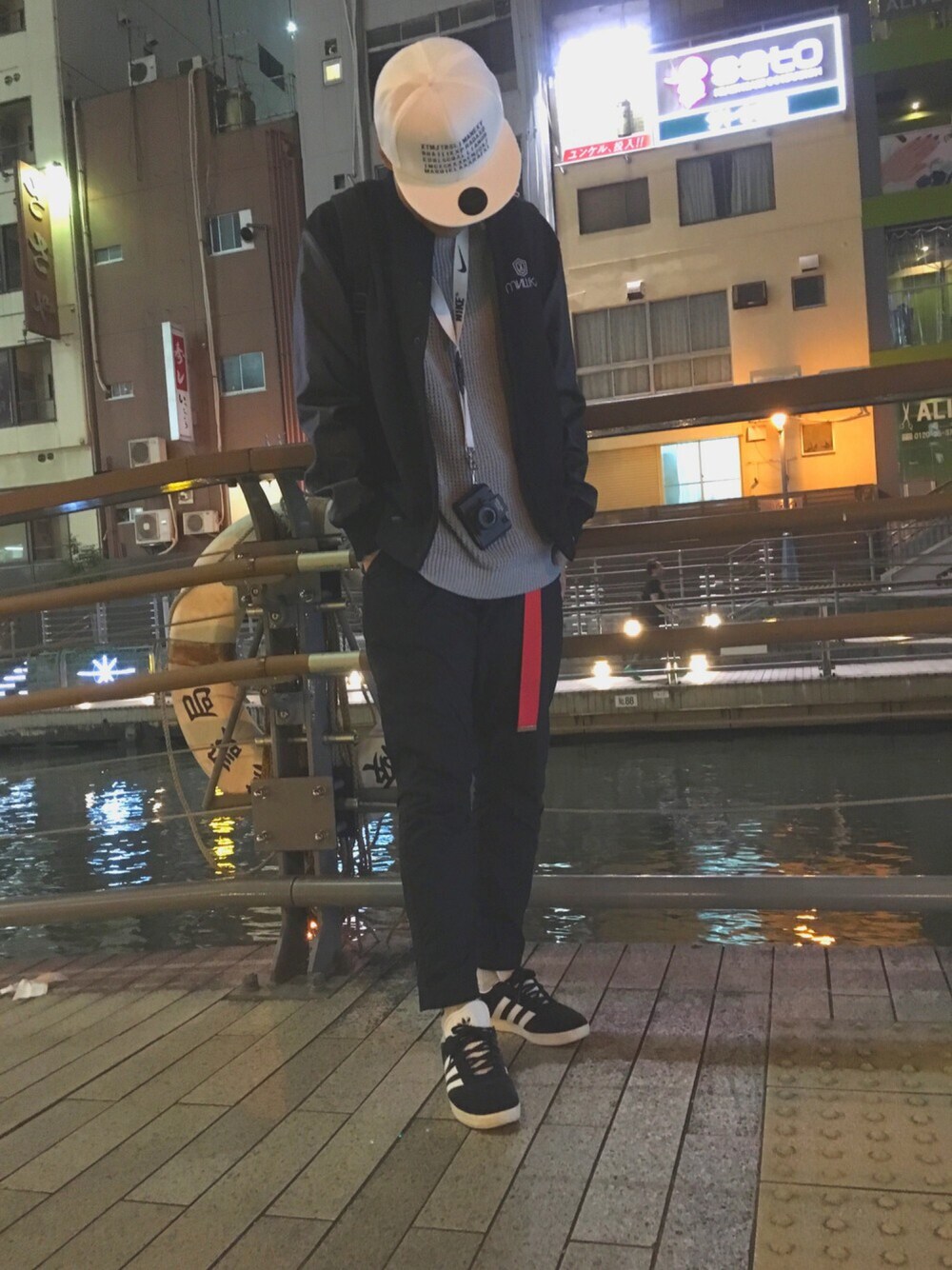 「カメラ、黒、帽子、ニット、大阪、スニーカー、ナイキ」｜「Village VanguardのHolga Digital （カメラ/カメラグッズ、ブラック系）」を使った、ryoooさん（メンズ・173cm）の秋コーディネートの1枚目の写真