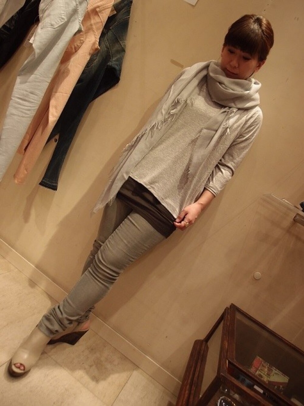 「グレー、ワントーン、VINCE」｜「VINCEのストール（ストール/ショール、グレー系）」を使った、edanagaさん（レディース・157cm）の冬コーディネートの1枚目の写真