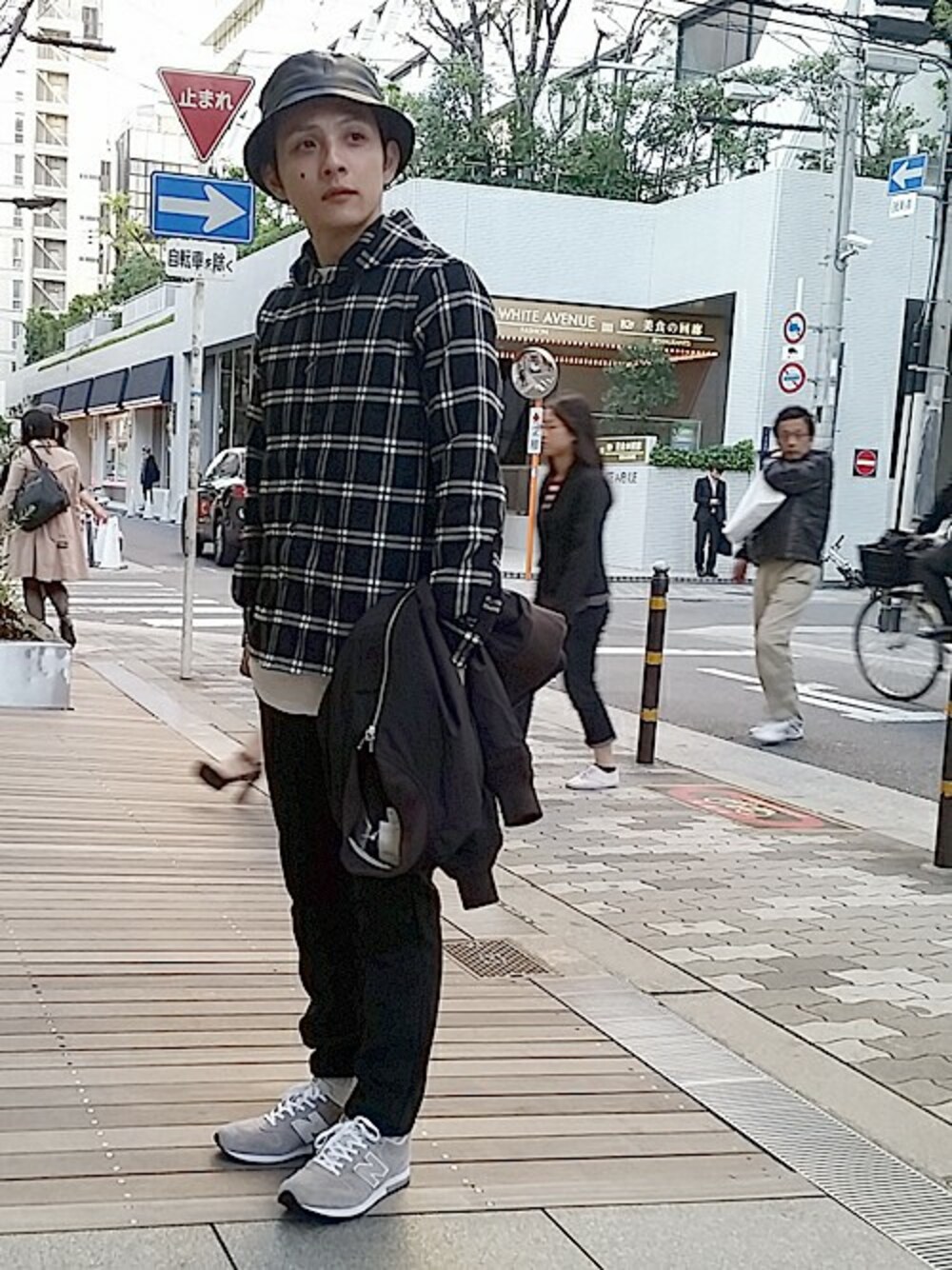 「New Balance、NEW ERA、SALTWATER COWBOY、フリースパンツ、ネルシャツチェック、new balance 996」｜「And AのHOODEDネルチェックSHIRTS（シャツ/ブラウス、ブラック系）」を使った、Satoshiさん（メンズ・170cm）の秋コーディネートの1枚目の写真