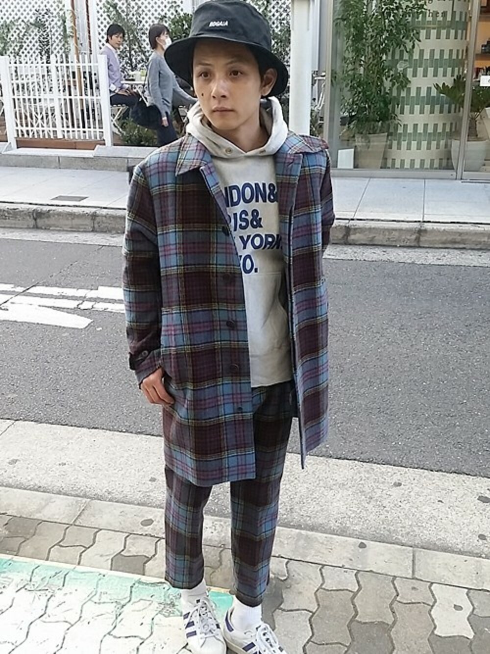 「セットアップ、SET UP、Numero Uno、バケットハット、BODEGA」｜「And AのTARTANボリュームシルエットステンカラーCOAT（ステンカラーコート、ブルー系）」を使った、Satoshiさん（メンズ・170cm）の秋コーディネートの1枚目の写真