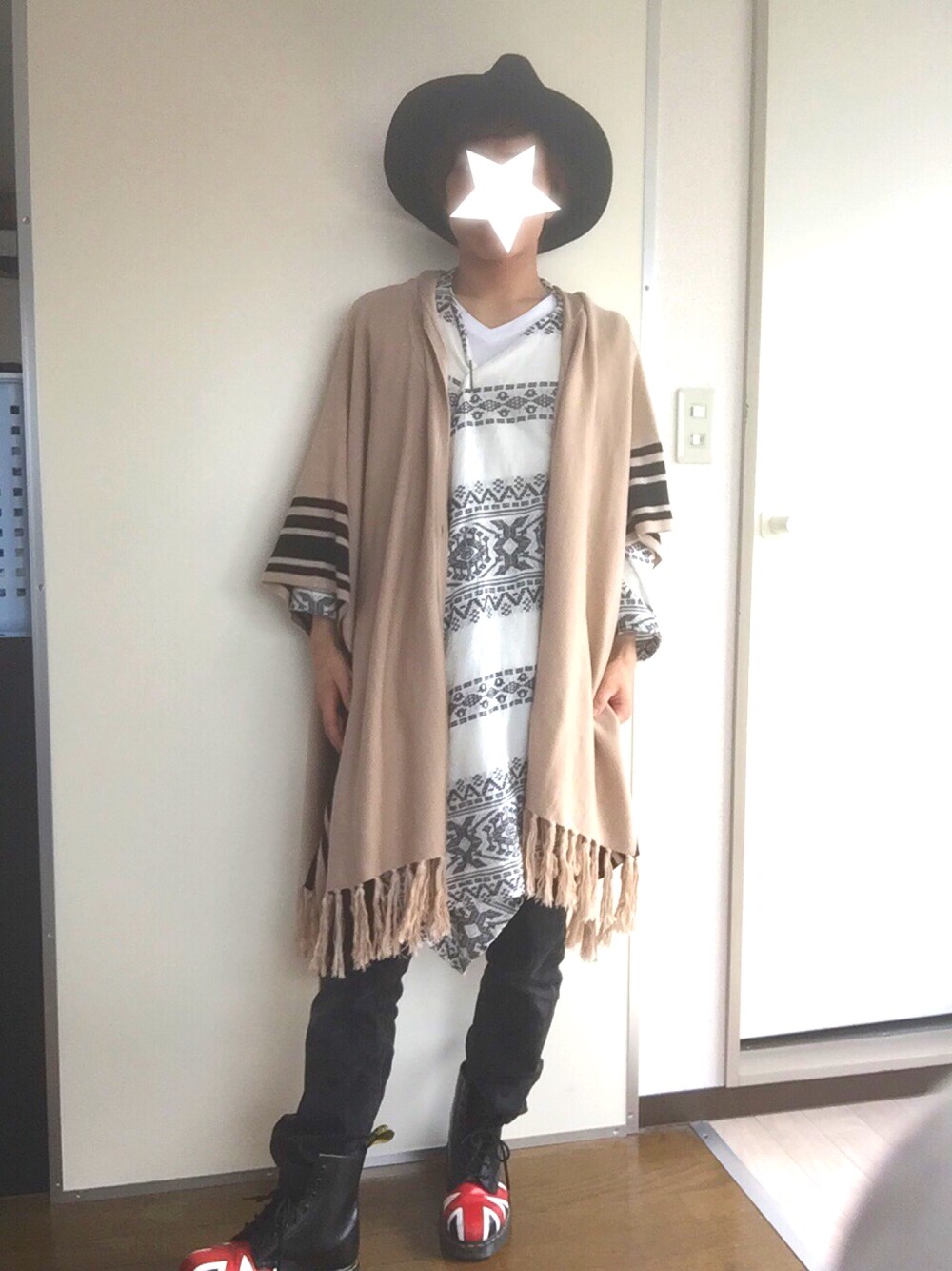 「カジュアル、デニム、デニムパンツ、マーチン、ユニクロ、ポンチョ、ハット、ゆるコーデ、古着、GU」｜「COMME CA ISMのフェルト中折れハット（ハット、ブルー系）」を使った、あっちゃんさん（メンズ・165cm）の夏コーディネートの1枚目の写真