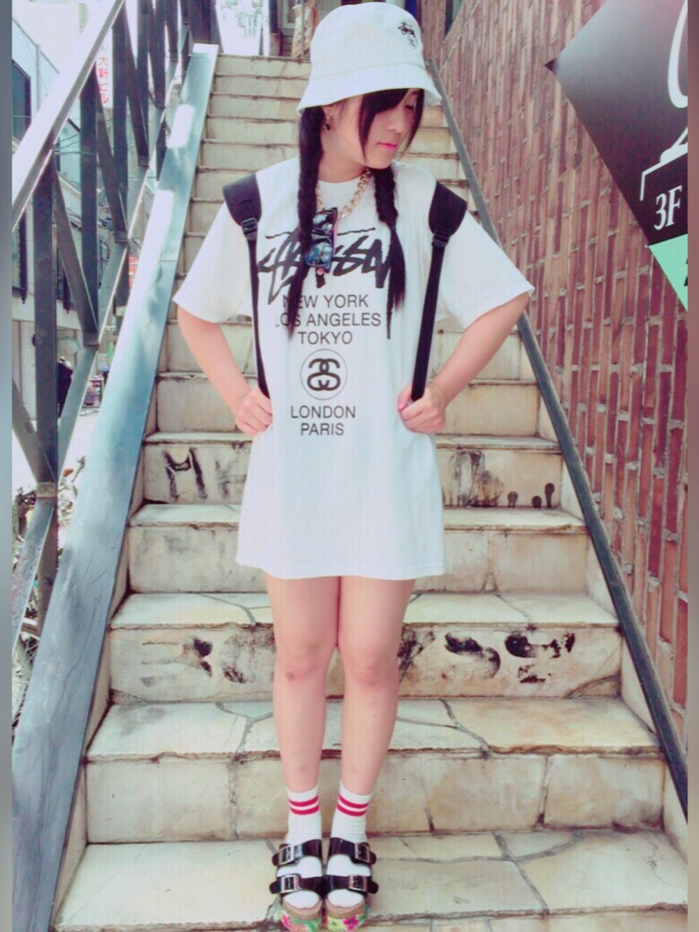 「AIR JORDAN、stussy、adidas、Tシャツワンピ、バケットハット、ラインソックス、アメ村、ホワイト」｜「STUSSYのStock Lock Bucket Hat（ハット、ホワイト系）」を使った、maimeloさん（レディース・162cm）の夏コーディネートの1枚目の写真