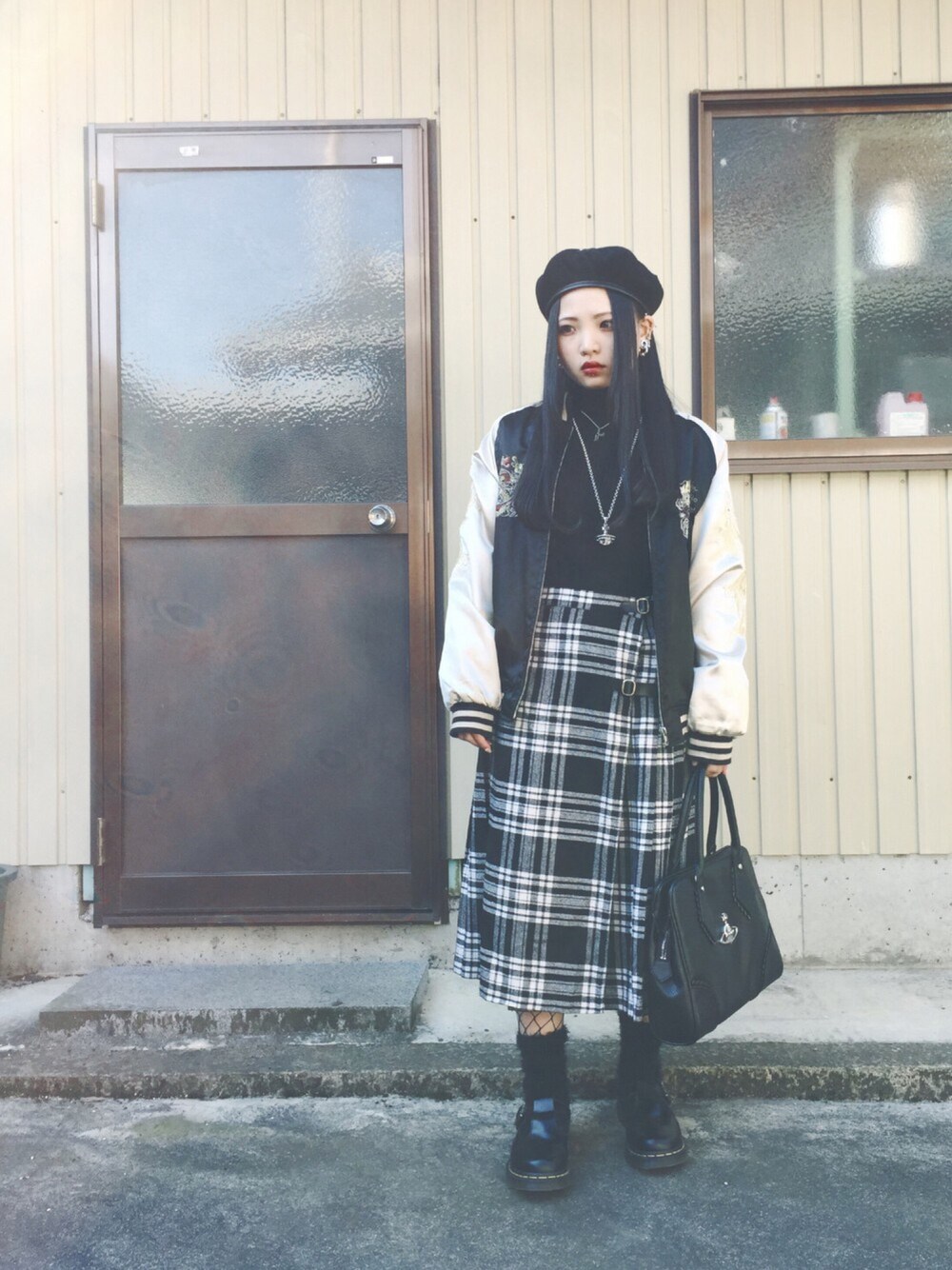 ブラック系のニット/セーター、ブラック系のブルゾン、ブラック系のスカートを着用したレディースの秋コーディネートの1枚目の写真