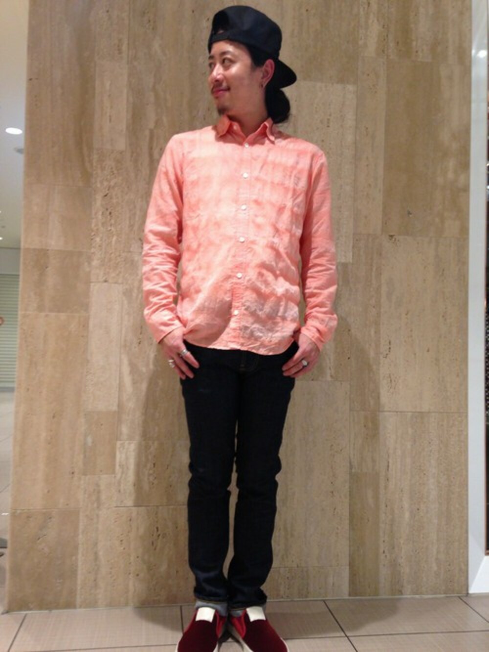 オレンジ系のシャツ/ブラウスを着用したメンズの秋コーディネートの1枚目の写真