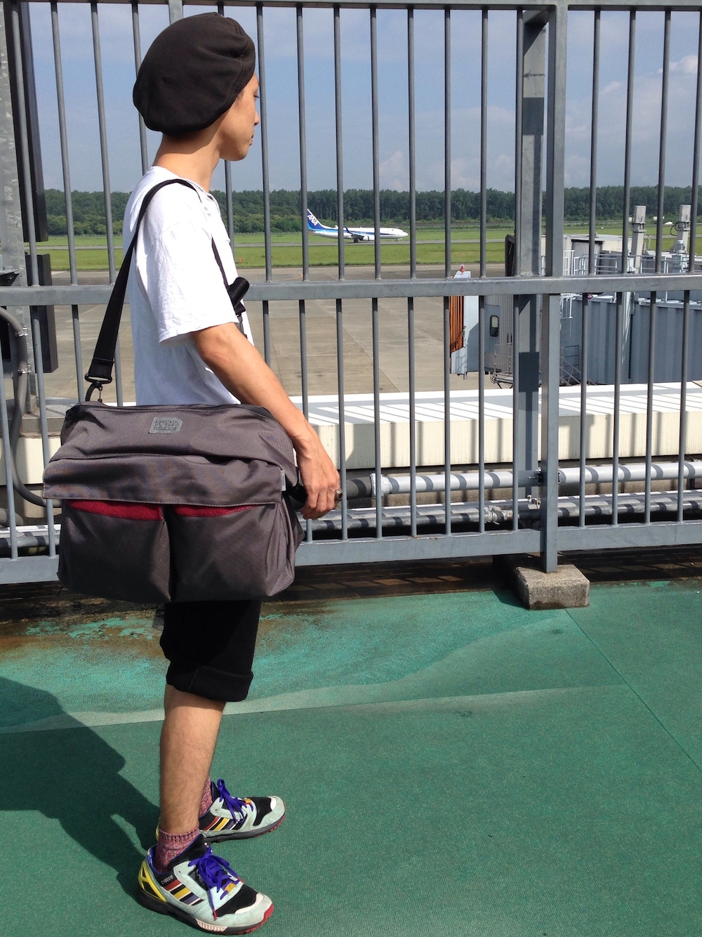 「旅行、アディダス」｜「FREDRIK PACKERSのアイテム（ショルダーバッグ、グレー系）」を使った、motoさん（メンズ・168cm）の秋コーディネートの1枚目の写真
