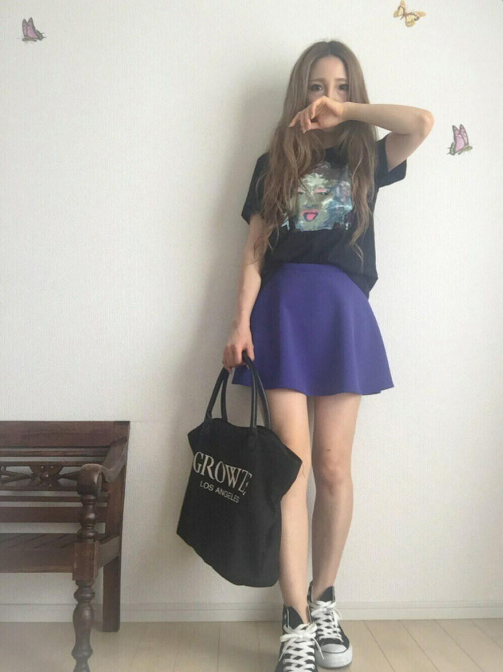 ブラック系のTシャツ/カットソー、ブルー系のスカート、ブラック系のスニーカーを着用したレディースの夏コーディネートの1枚目の写真