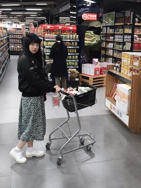 「NET（ネット）のアイテム（ライダースジャケット）」を使った、Dowrさん（レディース・161cm）の春コーディネート