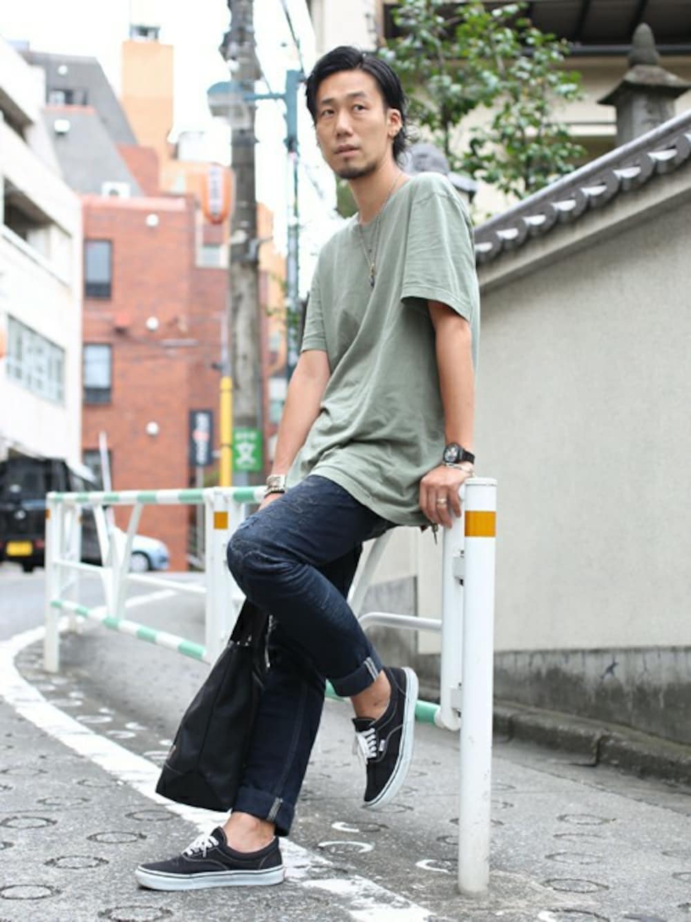 ブラック系のトートバッグ、シルバー系のバングル/リストバンド、シルバー系のバングル/リストバンドを着用したメンズの夏コーディネートの1枚目の写真