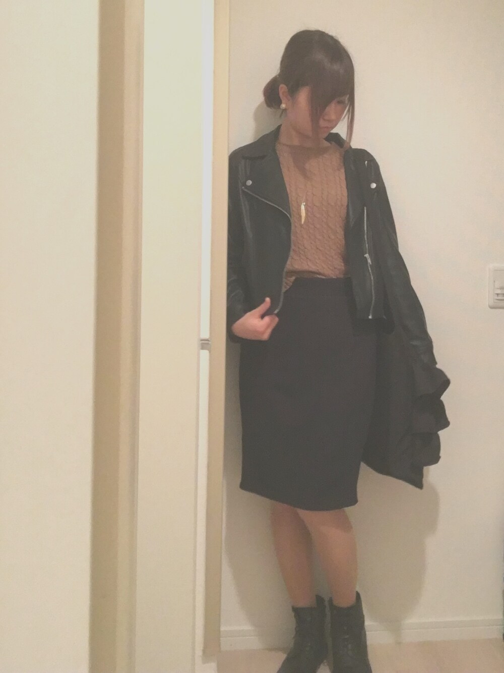 「タイトスカート、ニット キャメル、ライダースジャケット、ライダース」｜「PAGEBOYのキルティングライダース（ライダースジャケット、ブラック系）」を使った、きささん（レディース・163cm）の秋コーディネートの1枚目の写真