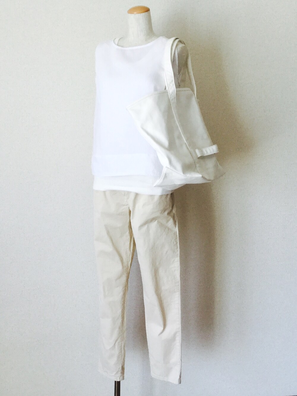 「カジュアル、夏、大人カジュアル、summer、パンツスタイル、トートバッグ、白」｜「MAISON SCOTCHのMAISON SCOTCH(メゾン スコッチ)   ベルト付きパンツ（その他パンツ、ベージュ系）」を使った、suhanaさん（レディース・156cm）の夏コーディネートの1枚目の写真