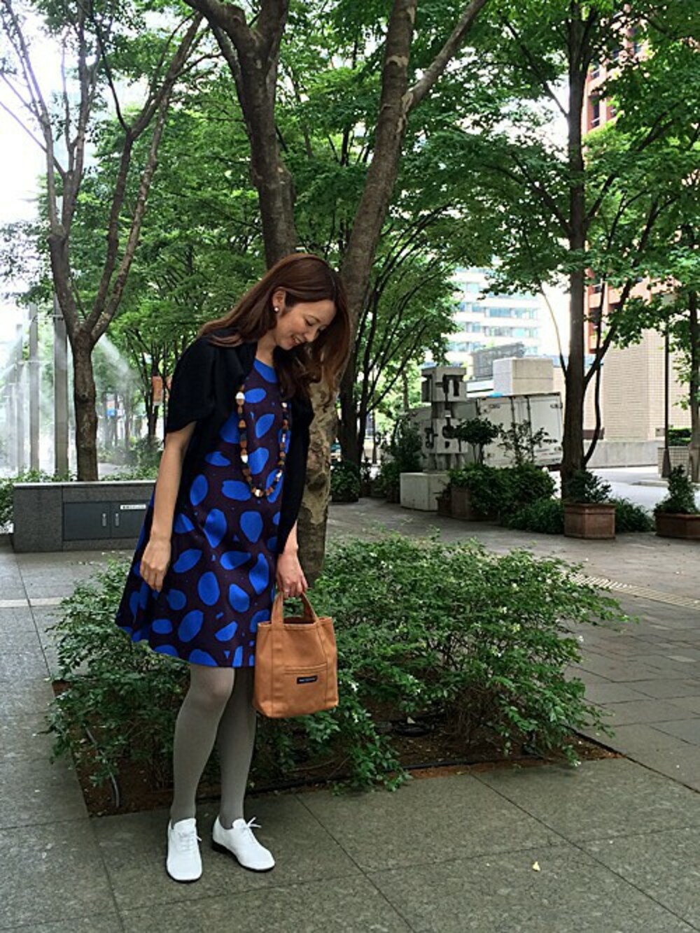 「ネックレス、トートバッグ、marimekko、レースアップシューズ、マリメッコ、Aライン、柄ワンピース、笑顔、ノースリーブワンピース、カーディガン肩かけ」｜「marimekkoのTaysi Nolla Woven / NENIO（ワンピース、ブルー系）」を使った、staff2さん（レディース・160cm）の夏コーディネートの1枚目の写真